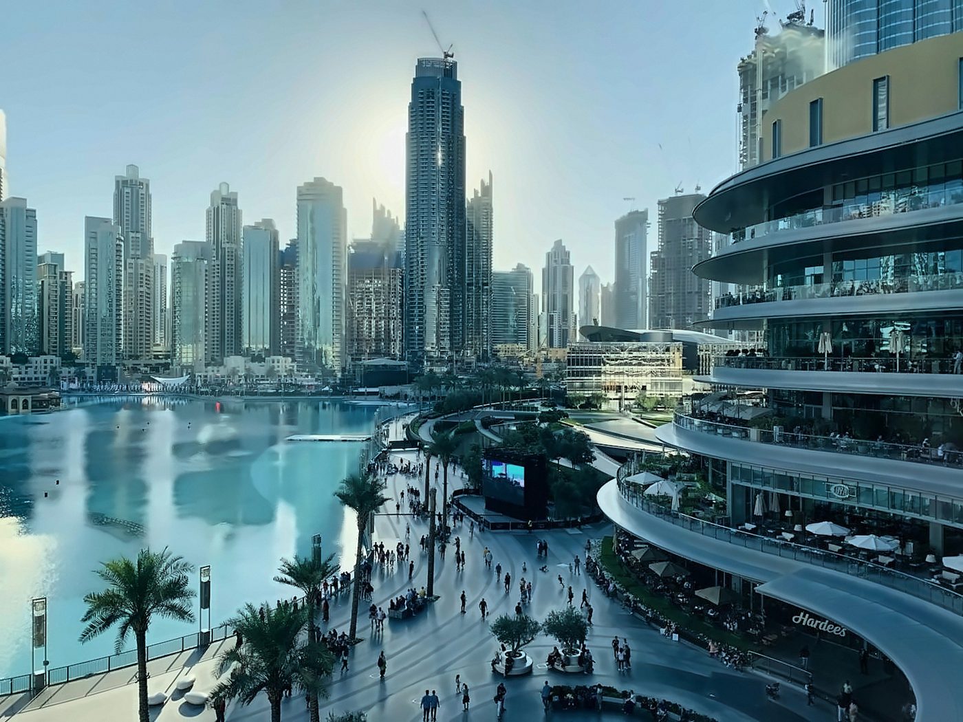 Skyline von Downtown Dubai am Burj Lake